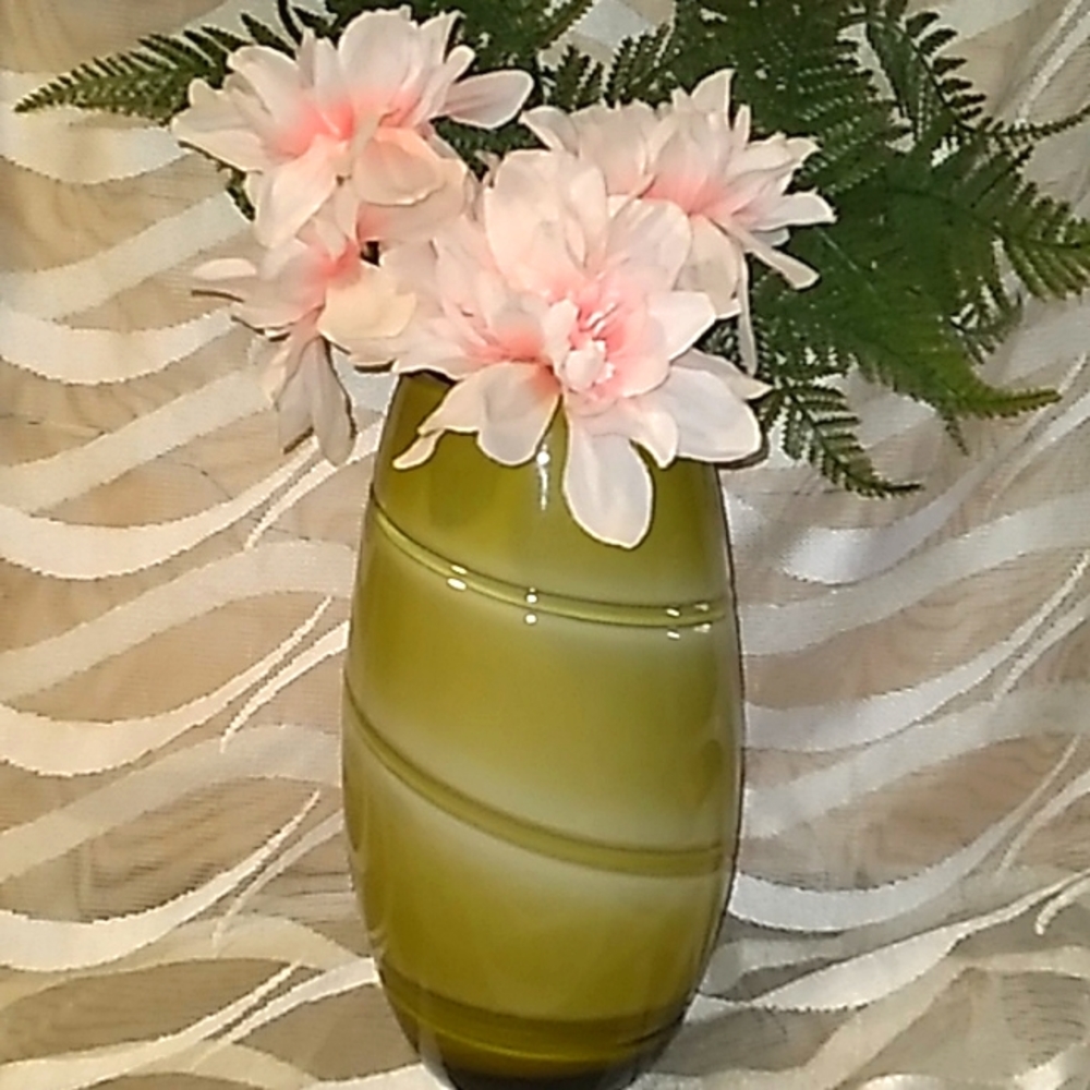 Stunning Vintage Green Swirled Art Glass Vase